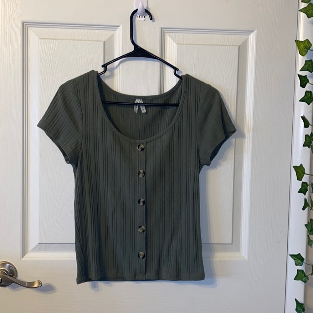 Chic green button too